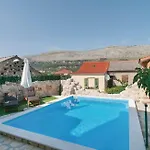 House Near Split With Heated Pool Daire