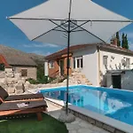 House Near Split With Heated Pool Daire
